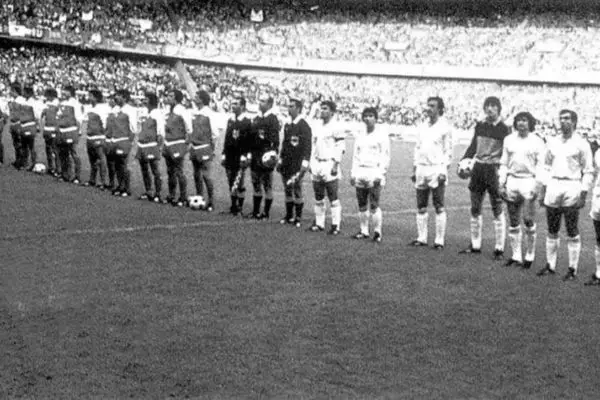 The sacrilege of the three stripes, or when Adidas convinced Real Madrid to "stain" the shirt