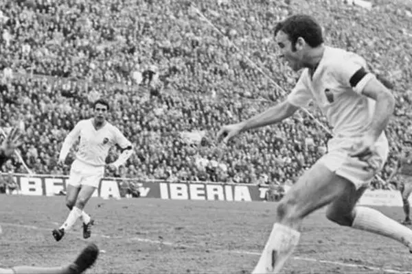 Di Stأ©fano's Valencia, leader against Madrid
